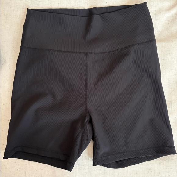 Wilo Women’s Black active set  - High-Rise Scrunch Waist - Picture 4 of 6